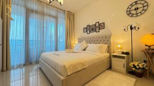 Modern Studio in Al Reem Julphar Pool and Gym 객실 침대