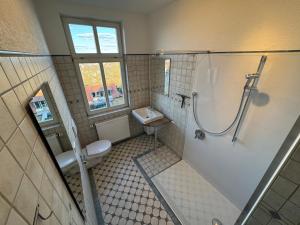 ヴァルタースハウゼンにあるPension Villa am Burgbergのシャワー、トイレ、洗面台を備えたバスルーム +40枚の写真