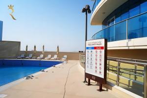 Modern Studio in Al Reem Julphar Pool and Gym 내부 또는 인근 수영장