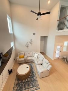 Posezení v ubytování Luxury Modern Stay in Bastrop