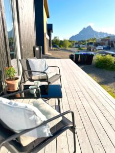 StorvåganにあるHoliday home in Lofotenの木製デッキに座る椅子2脚 +44枚の写真