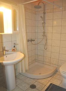 ein Badezimmer mit Dusche und Waschbecken in der Unterkunft Holiday House Letta very quiet location Agios Gordios Beach in Agios Gordios