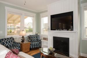 リンカーンシティにあるA Bit of R n Rのリビングルーム(暖炉、薄型テレビ付)