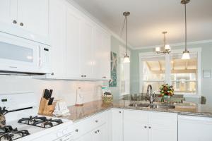 リンカーンシティにあるA Bit of R n Rの白いキャビネットとコンロ付きオーブンを備えたキッチン