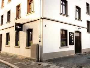 a white building with a black door on a street at OH KEY Apartments - unlock your stay - Zentral in Fulda-City in Fulda