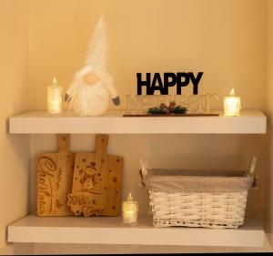 Un estante con un cartel feliz y una canasta encima. en Home-Like Studio Walking Distance to the Old Town l Washing Machine l Bus Station Nearby, en Novi Sad