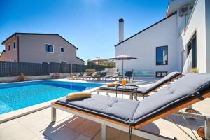 a backyard with a swimming pool and a house at Villa Dolcea Elegant Und Stilvoll Mit Pool in Kaštel +32 photos
