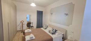 ein Schlafzimmer mit einem Bett und einem Spiegel in der Unterkunft Appartamento Belvedere 4 in Stresa