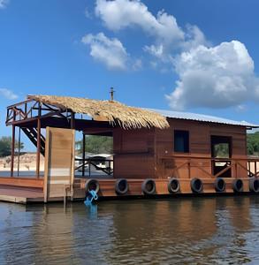 a house on a floating dock on the water at Casa Flutuante - Experiência única in Manaus