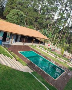 an overhead view of a swimming pool in a yard at Chácara Morada do Sol Ibiúna in Ibiúna