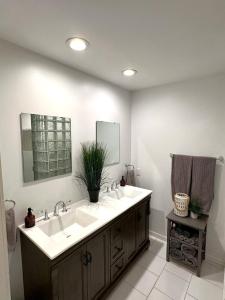 Un baño con dos lavabos y un espejo. en Four Oaks Ranch, en Marion