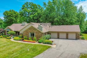 una casa de ladrillo con entrada en Four Oaks Ranch, en Marion