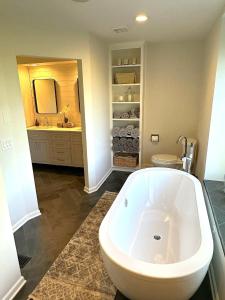 Un baño grande con bañera y lavabo. en Four Oaks Ranch, en Marion 48 fotos más