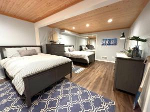 1 dormitorio con 2 camas y alfombra azul en Four Oaks Ranch, en Marion