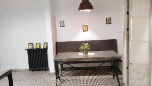 a potted plant sitting on a bench in a room at Cuarto Antolín Yellowdoor in Ponferrada