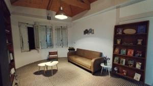 a living room with a couch and a table at Cuarto Antolín Yellowdoor in Ponferrada