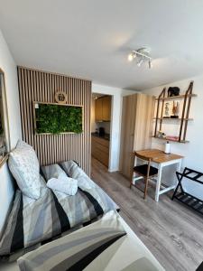 un soggiorno con un letto e un tavolo di City Aarhus a Arhus