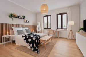 Jugendstil-Altbauwohnung an der Karlsaue - 120qm, Klimaanlage, neu saniert, zentrale Lage في كاسيل: غرفة نوم بيضاء مع سرير وطاولة