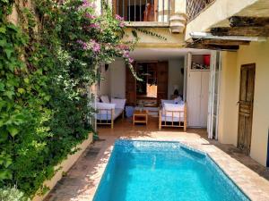 einen Pool im Innenhof eines Hauses in der Unterkunft Casa Azahar in Saleres