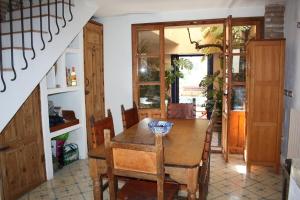 ein Esszimmer mit einem Holztisch und Stühlen in der Unterkunft Casa Azahar in Saleres + 28 Fotos