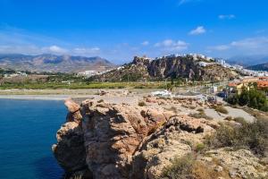 Blick auf einen Berg mit Strand und Wasser in der Unterkunft Casa Azahar in Saleres