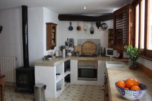 eine Küche mit einer Schale Orangen auf der Theke in der Unterkunft Casa Azahar in Saleres