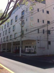 un hotel al lado de un edificio en Hotel CEO en Morelia