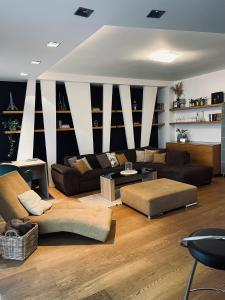 コシツェにあるResident Apartmentのソファとテーブルのある広いリビングルーム