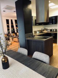 コシツェにあるResident Apartmentのキッチン(テーブル、椅子、カウンター付)