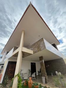 a house with a large cross on the front of it at Studio Sol - 3 min do Mossoró Cidade Junina in Mossoró