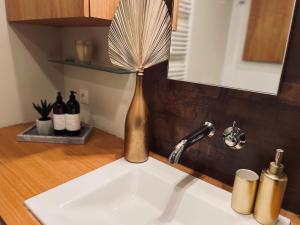 コシツェにあるResident Apartmentのファン付きのキッチンシンクを備えたキッチンカウンター +15枚の写真