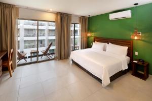 Postel nebo postele na pokoji v ubytování Holiday Inn Tulum by IHG