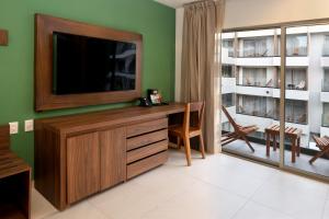 TV a/nebo společenská místnost v ubytování Holiday Inn Tulum by IHG