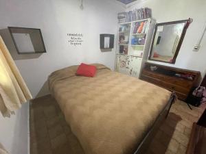 Ένα ή περισσότερα κρεβάτια σε δωμάτιο στο Casa con piscina en Sierra de los Padres +29 φωτογραφίες