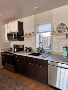 Η κουζίνα ή μικρή κουζίνα στο DWELL in Alaska Apartment g +8 φωτογραφίες