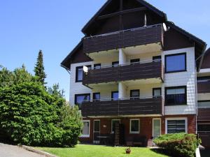 an apartment building with a gambrel roof at Ferienwohnung Zauberhexe in Braunlage in Braunlage