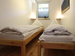 two twin beds in a room with a window at Ferienwohnung Zauberhexe in Braunlage in Braunlage