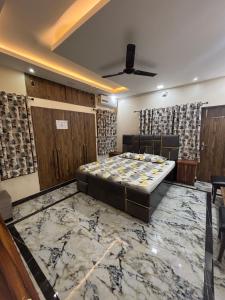 a room with a bed and a table and chairs at Gupta Residence. in Dhanbād +37 photos