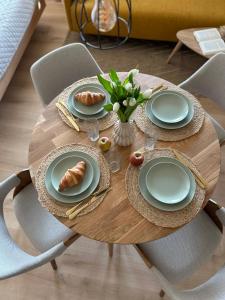 Makanan di atau berdekatan apartmen +8 gambar