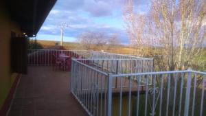 un balcón de una casa con vistas a un campo en Casarural Vallecillo, en Vallecillo