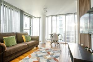 Posezení v ubytování Luxury Two Bed City Apartment -The Hub