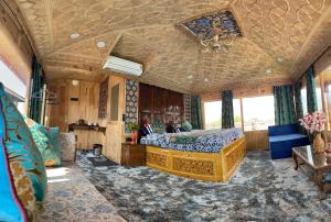HB Freedom group of Houseboats的休息区