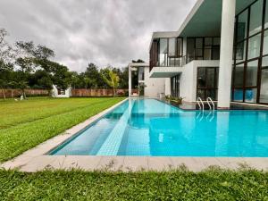 Πισίνα στο ή κοντά στο De Oro Luxury Villa