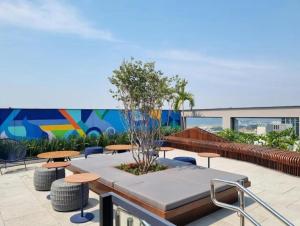 patio con tavolo, sedie e murale di Estudio Completo perto do VLT e Metrô a Rio de Janeiro