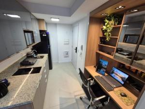 un ufficio con una scrivania e un computer portatile di Estudio Completo perto do VLT e Metrô a Rio de Janeiro