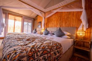Postel nebo postele na pokoji v ubytování Serengeti Misako Luxury Camp