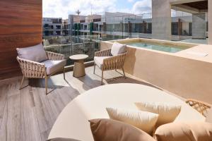 Bazén v ubytování Holiday Inn Tulum by IHG nebo v jeho okolí