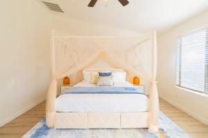 un dormitorio con una cama con dosel en Luxurious Retreat - FREE HTD Pool - Outdoor Fun, en Casa Grande 71 fotos más