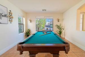Una habitación con una mesa de billar. en Luxurious Retreat - FREE HTD Pool - Outdoor Fun, en Casa Grande