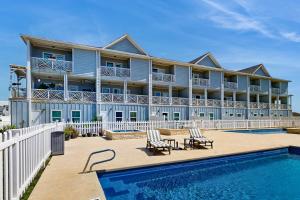 un resort con piscina e un edificio di Shoreline Retreat a Port Aransas